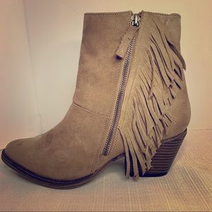 MIA 8.5M Jerry Ankle Bootie Tan Brown Pointed Frin